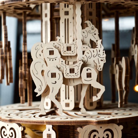 Maquette en bois 3D UGEARS - Carrousel puzzle adulte - Construction  mécanique en bois